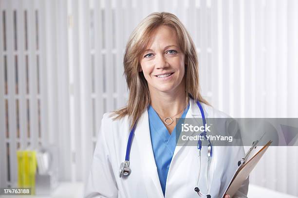 ポートレートの女性医師医療クリニック Hz - 1人のストックフォトや画像を多数ご用意 - 1人, 40代, カメラ目線