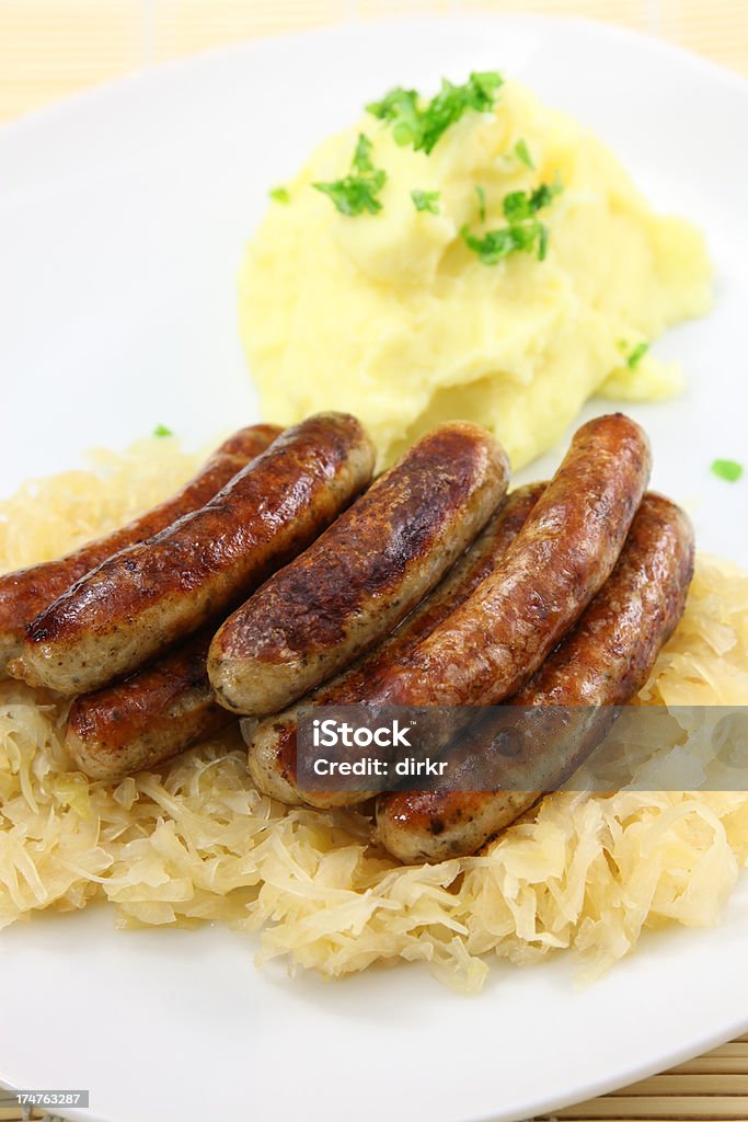 Bratwurst e Crauti - Foto stock royalty-free di Ambientazione interna