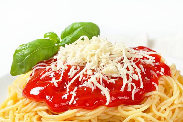 esparguete com molho e manjericão e queijo - spaghetti cooked heap studio shot imagens e fotografias de stock