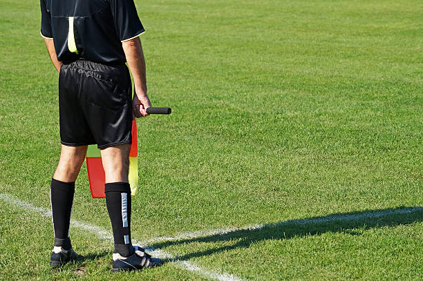 sędzia w meczu piłki nożnej - referee rear view back sport zdjęcia i obrazy z banku zdjęć