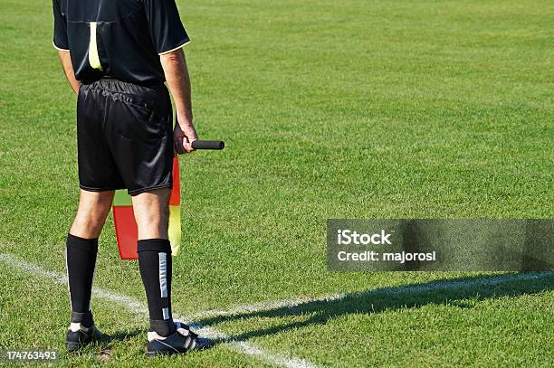 Foto de Em Um Jogo De Futebol Referee e mais fotos de stock de Árbitro - Árbitro, Futebol, Bandeira