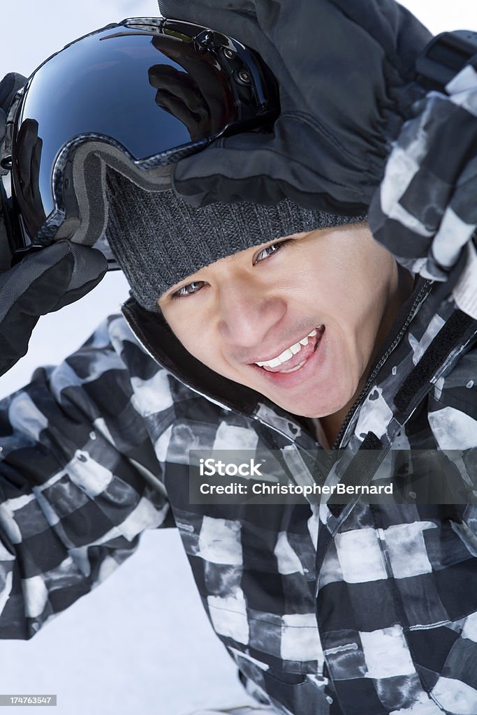 Snowboard feliz sentado na neve - Foto de stock de 20-24 Anos royalty-free