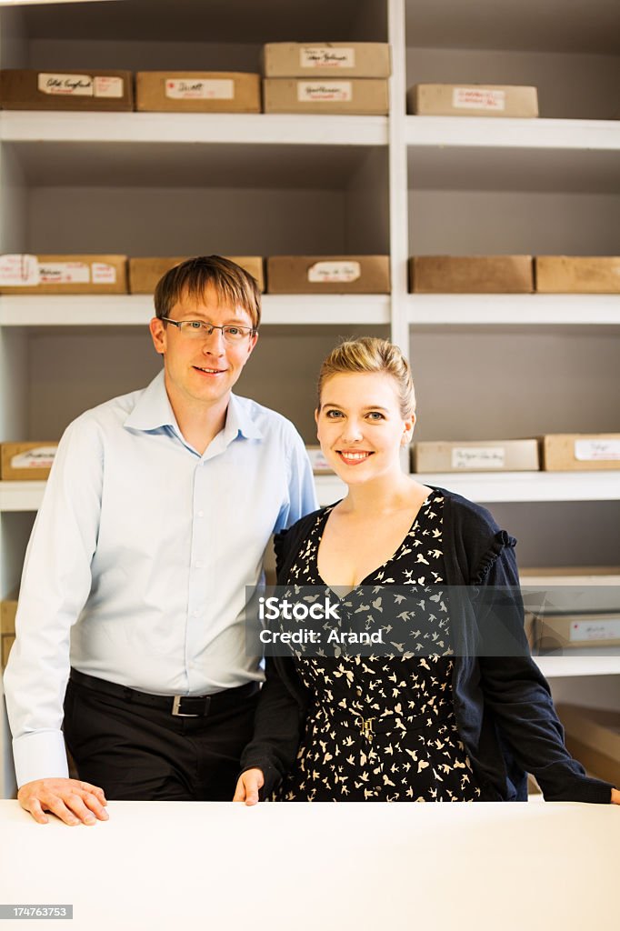 Zwei Mitarbeiter bei der Arbeit - Lizenzfrei 25-29 Jahre Stock-Foto