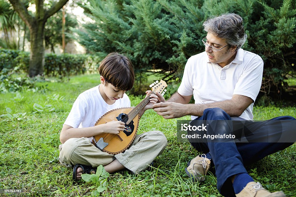 Padre e hijo jugar mandolina enseñanza - Foto de stock de 10-11 años libre de derechos