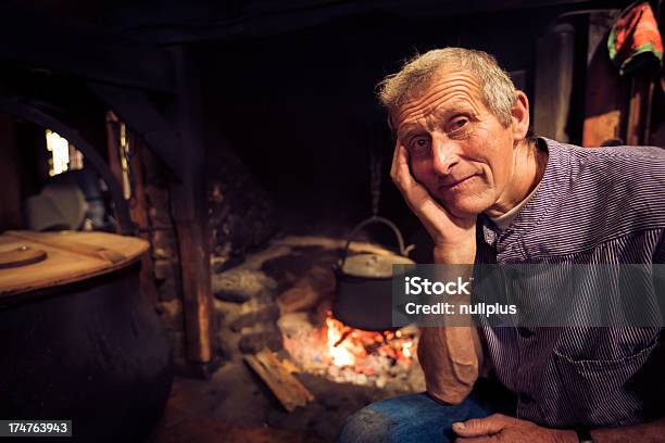 Rolnik Przez Kominek - zdjęcia stockowe i więcej obrazów Aktywni seniorzy - Aktywni seniorzy, Chatka, Ciemny