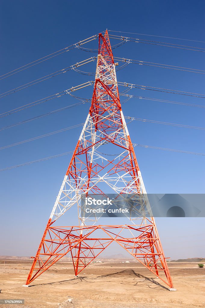 Electric der powerline im Oman - Lizenzfrei Arabische Halbinsel Stock-Foto