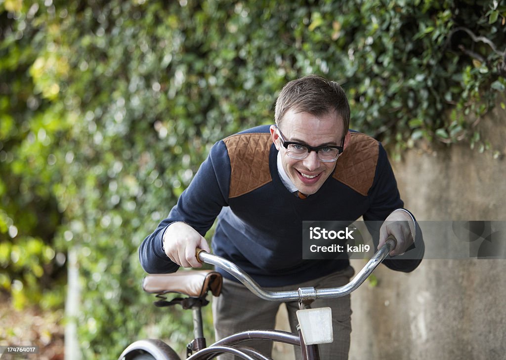 Homme avec vieux vélo - Photo de 30-34 ans libre de droits