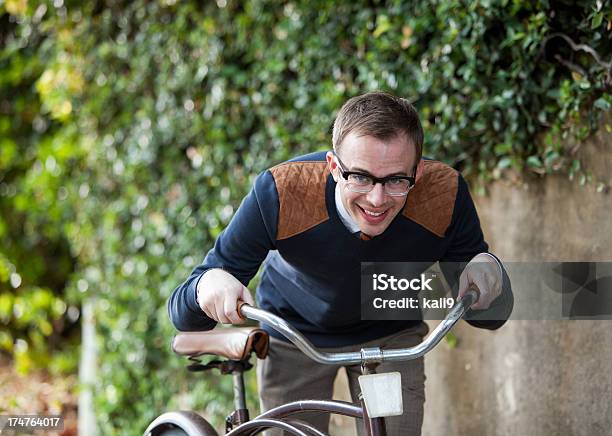 Photo libre de droit de Homme Avec Vieux Vélo banque d'images et plus d'images libres de droit de 30-34 ans - 30-34 ans, Adulte, Adulte d'âge moyen