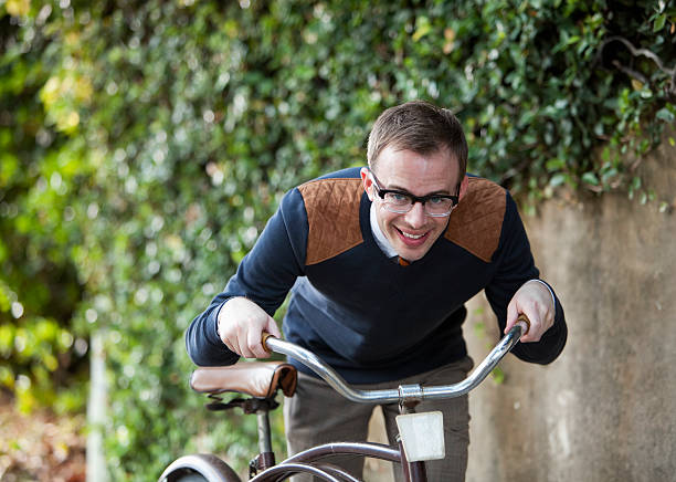 homem com uma bicicleta antiga - sc0581 imagens e fotografias de stock