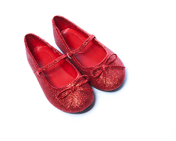 do mágico de oz virados para a parte inferior direita - red ruby slippers slipper shiny imagens e fotografias de stock