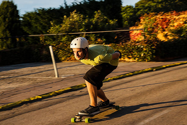 giovane uomo andare sullo skate-board - extreme skateboarding action balance motion foto e immagini stock