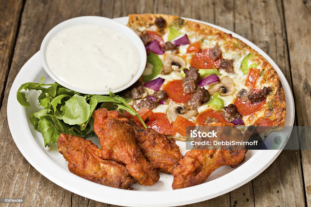 Asinhas de frango e Pizza - Foto de stock de Pizza royalty-free