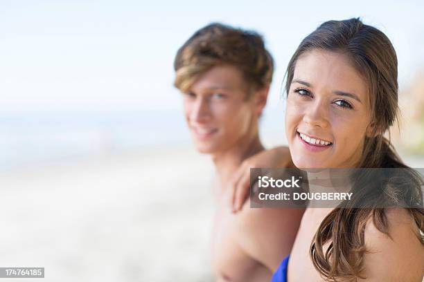 Coppia Sulla Spiaggia - Fotografie stock e altre immagini di 16-17 anni - 16-17 anni, Adolescente, Adolescenza