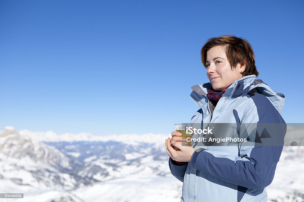 Mulher com uma xícara de chá quente - Foto de stock de Adulto royalty-free