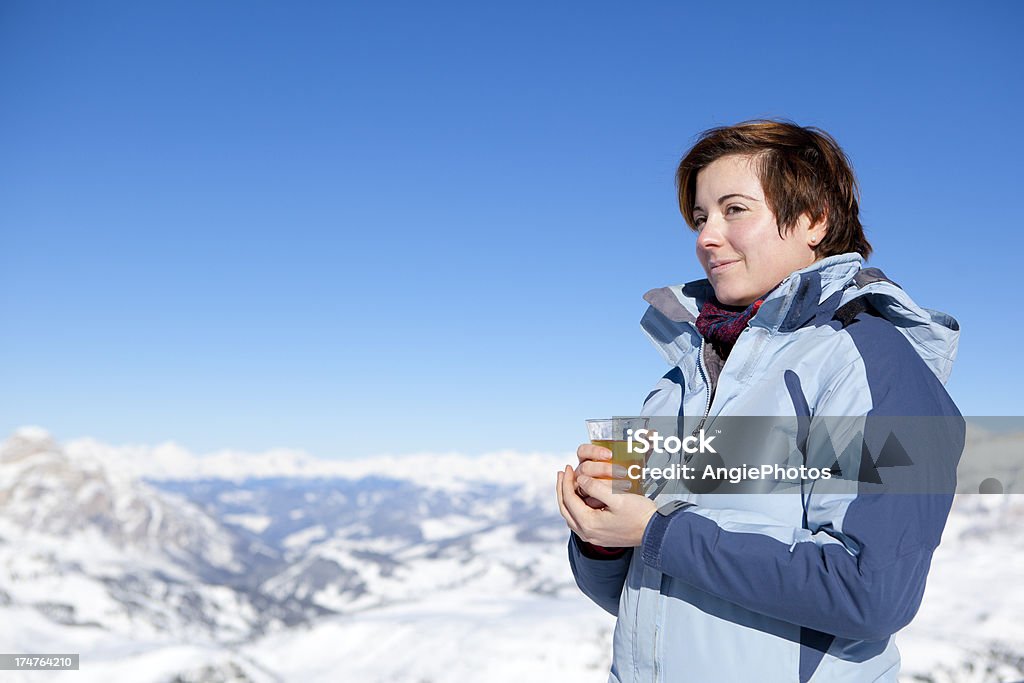 Женщина с чашкой чая потепление - Стоковые фото Безалкогольный напиток роялти-фри