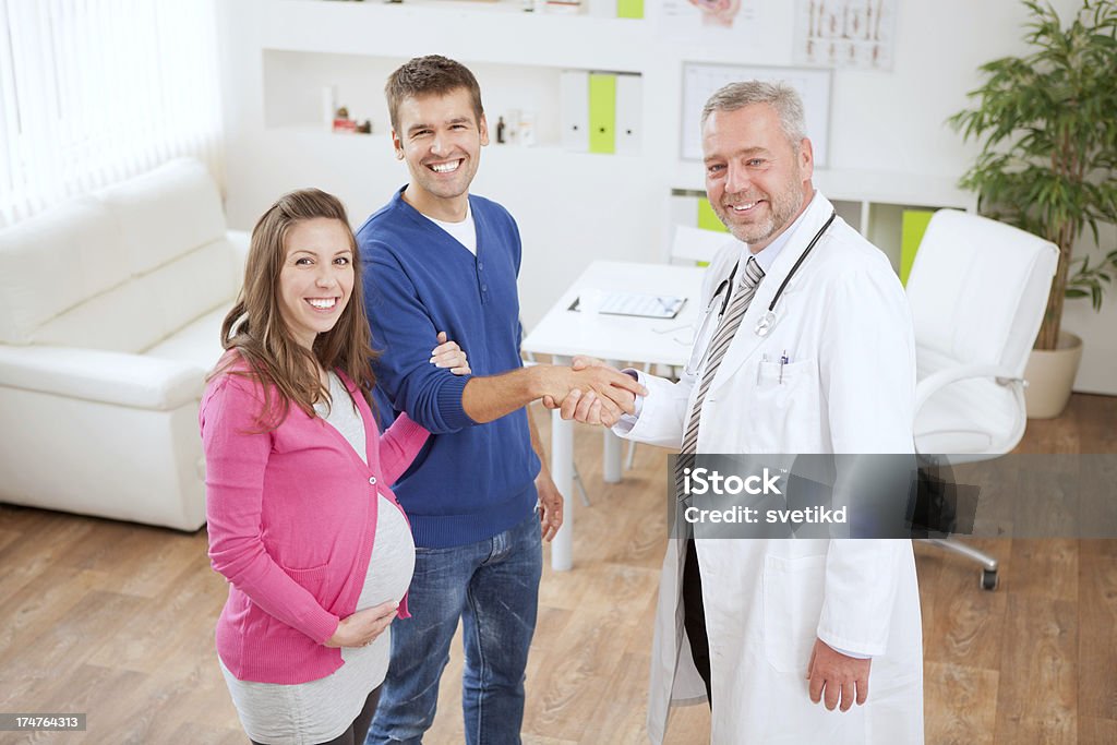 Femme enceinte avec mari au cabinet médical. - Photo de Santé et médecine libre de droits