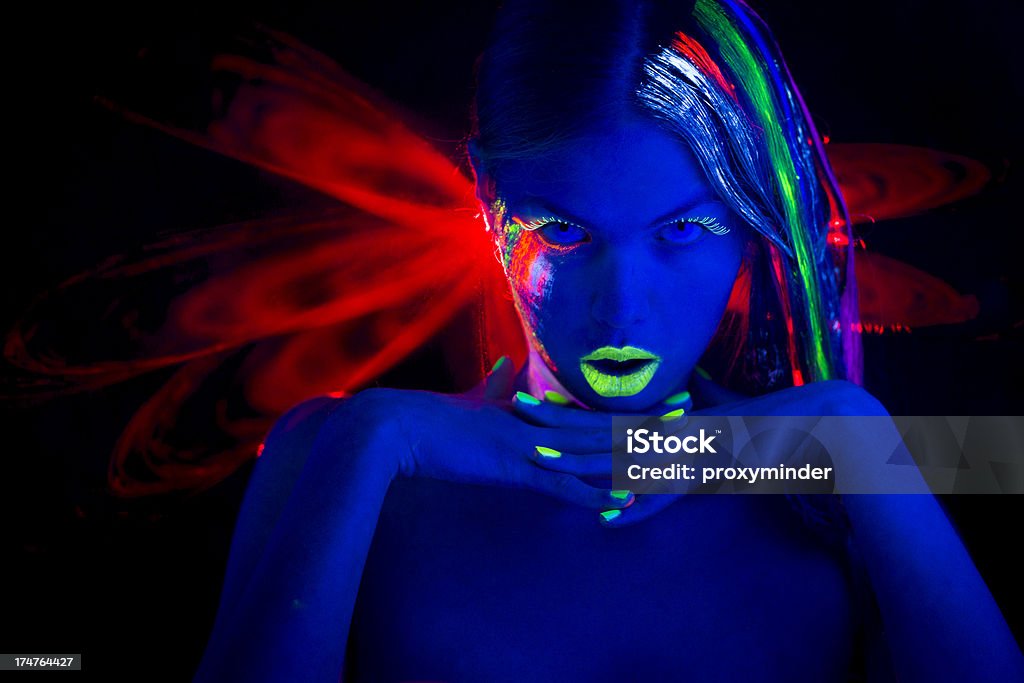 Retrato de mujer con maquillaje brillante colorido de luz de neón - Foto de stock de Adulto libre de derechos