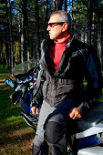 biker-mann-gelehnt-dem-motorrad.jpg?b=1&s=170x170&k=20&c=bWbGhXk6sJqLsuPfiv28gv2WL_Foq7JeldrzjJ8C_fI=