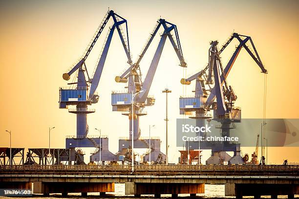 Porto De Guindaste - Fotografias de stock e mais imagens de Anoitecer - Anoitecer, Aço, Cais - Estrutura Feita pelo Homem