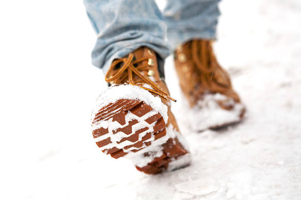 schritt in den schnee - snow track human foot steps stock-fotos und bilder