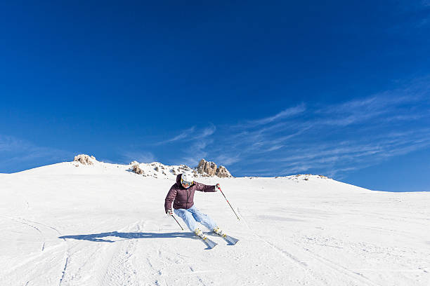 esquiador em st. moritz, suíça - engadine switzerland europe clear sky - fotografias e filmes do acervo