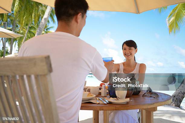 Foto de Jantar No Restaurante De Praia e mais fotos de stock de Praia - Praia, Jantar, Asiático e indiano