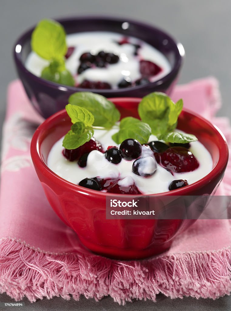 Йогурт с ягодами - Стоковые фото Без людей роялти-фри