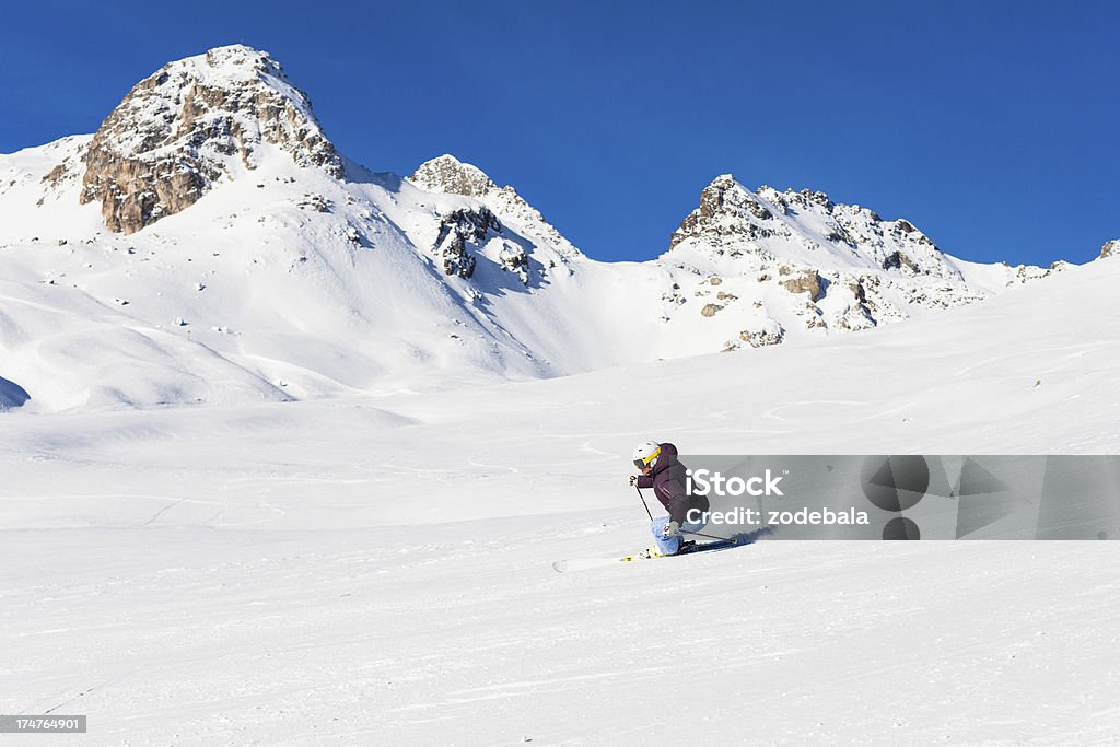 Mujer esquiador y a las montañas - Foto de stock de Accesorio de cabeza libre de derechos