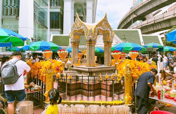 ludzie odwiedzają świątynię erawan shrine (lub san phra phrom) w bangkoku w tajlandii. - erawan zdjęcia i obrazy z banku zdjęć