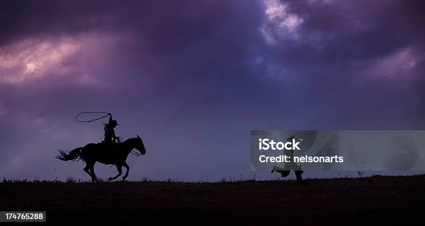 A Tentar Escapar - Fotografias de stock e mais imagens de Perseguir - Ir Atrás de - Perseguir - Ir Atrás de, Perseguição - Conceito, Silhueta