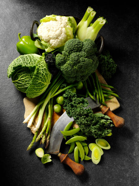 Verde Vegtables sobre uma tábua de corte de Madeira - fotografia de stock