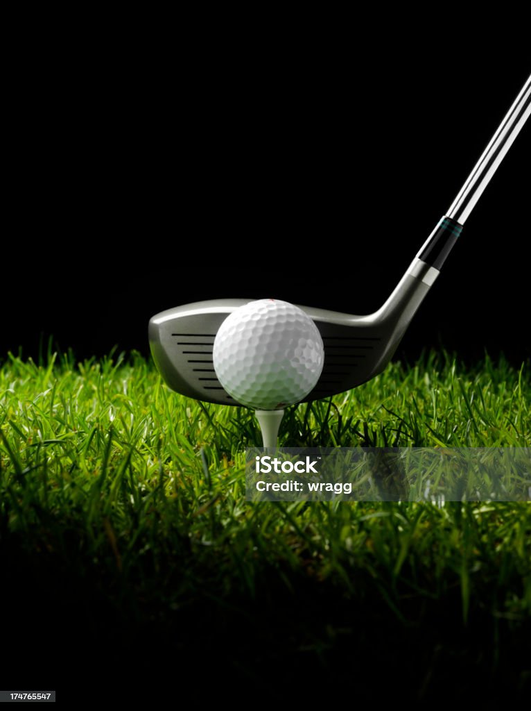 Футболка гольф-клуб и мяч на траве - Стоковые фото Клюшка для гольфа роялти-фри
