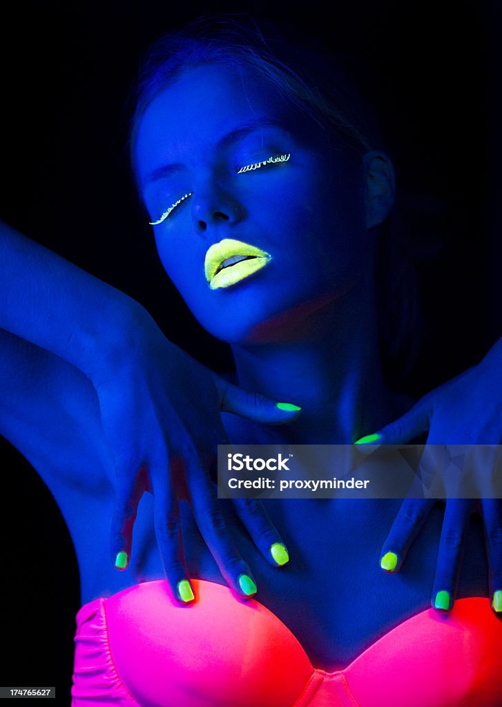 Portret kobiety z limonki zielonej paznokcie w Neon - Zbiór zdjęć royalty-free (Bikini)