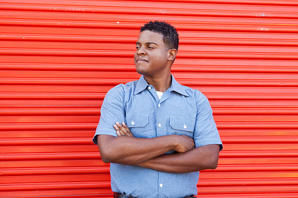 afro-americano homem de pé na frente da porta de metal - sc0573 imagens e fotografias de stock