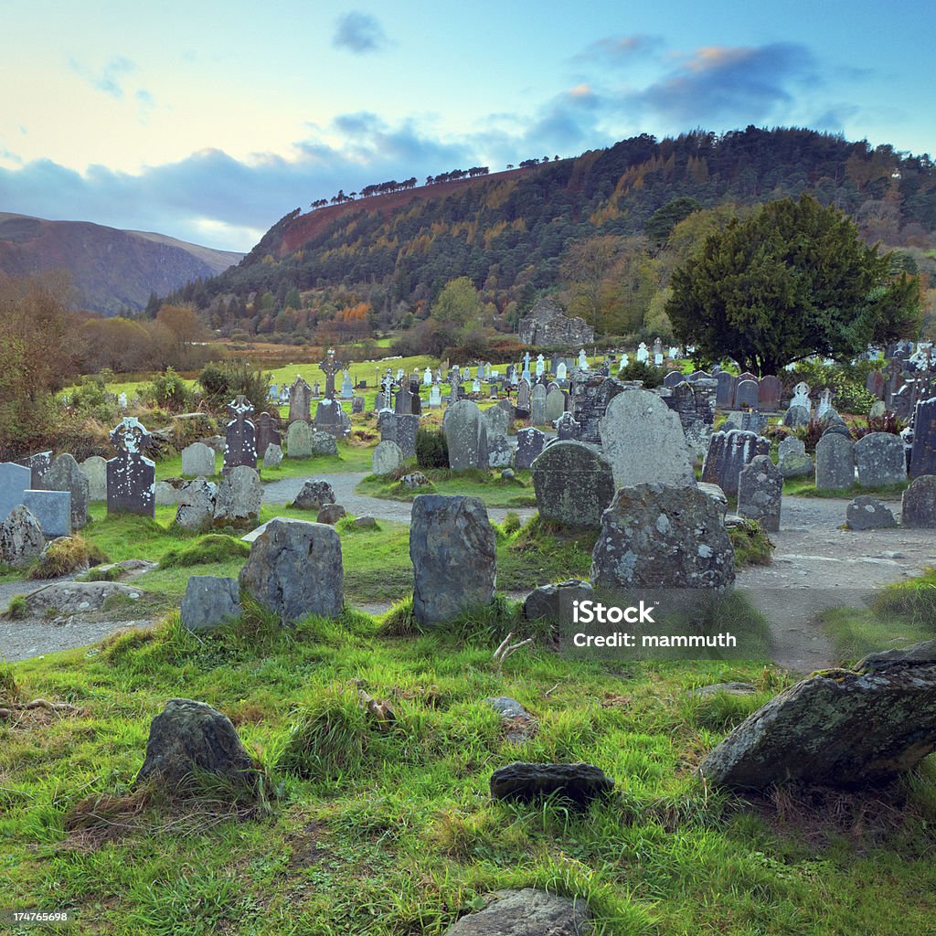 Cimetière au crépuscule - Photo de Cimetière libre de droits