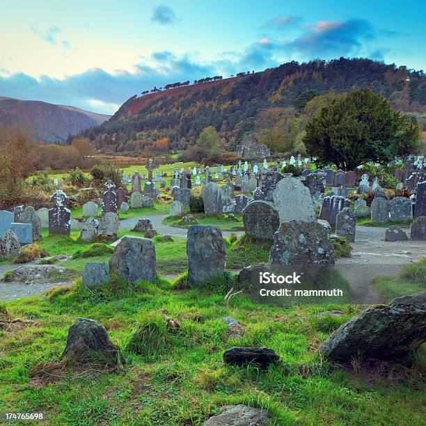 Photo libre de droit de Cimetière Au Crépuscule banque d'images et plus d'images libres de droit de Cimetière - Cimetière, Automne, Carré - Composition