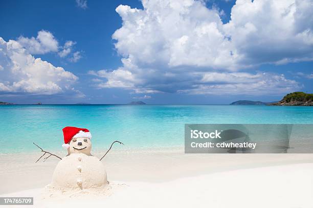 Bałwan Śniegowy Wykonane Z Piasku W Santa Hat Na Plaży - zdjęcia stockowe i więcej obrazów Bałwan śniegowy