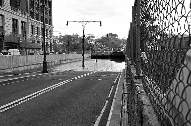 허리케인 샌디 aftermath, 센터에 터널, west street, 인하된 매해튼, 뉴욕 - cyclone fence 뉴스 사진 이미지