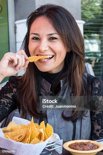 갖는 점심 토틸라 칩에 대한 스톡 사진 및 기타 이미지 - 토틸라 칩, 성년 여자, 40-44세