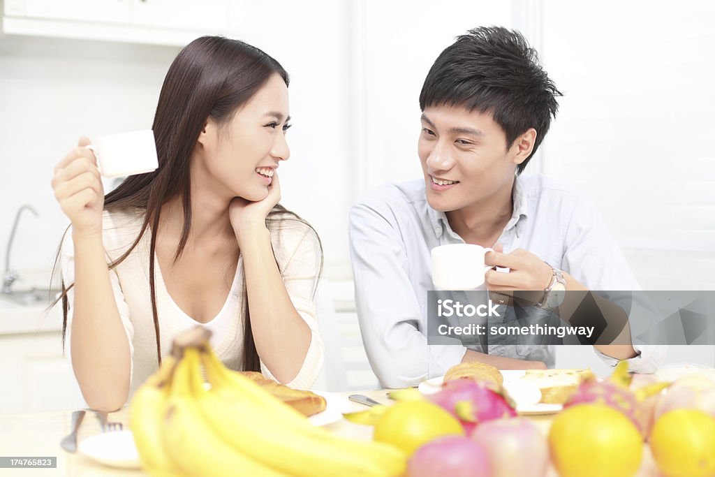Jeune couple buvant café dans la cuisine équipée - Photo de Adulte libre de droits
