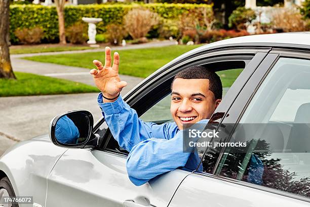 Счастливый Молодой Человек С Новым Автомобилем — стоковые фотографии и другие картинки Автомобиль - Автомобиль, Махать, Водить