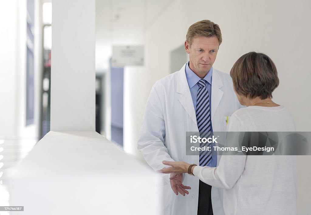 Medico parlando con famliy membro - Foto stock royalty-free di 45-49 anni