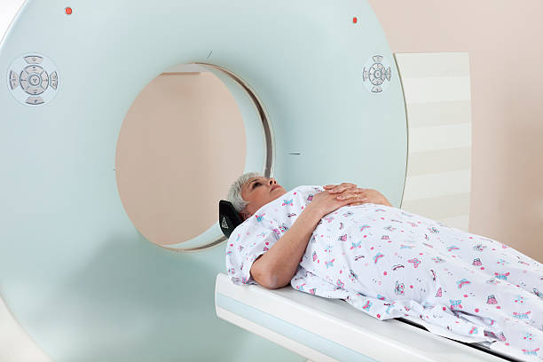 istock Senior women  in head scanner 174766267