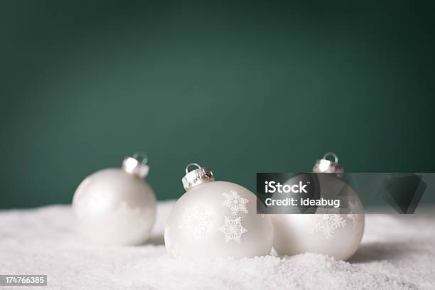 크리스마스 장식이 있는 인공눈 녹색 배경 0명에 대한 스톡 사진 및 기타 이미지 - 0명, 3가지 개체, 겨울