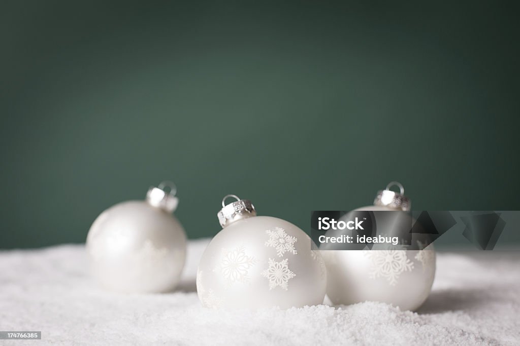 Boże Narodzenie dekoracje w śniegu, z zielonym tle - Zbiór zdjęć royalty-free (Barwne tło)