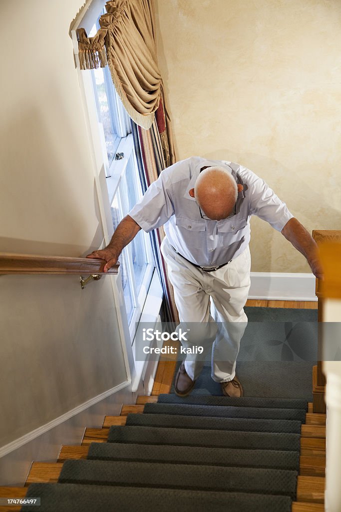 Sênior homem subindo escadas - Foto de stock de Escadaria royalty-free