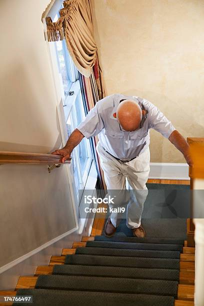 Foto de Sênior Homem Subindo Escadas e mais fotos de stock de Escadaria - Escadaria, Movendo-se para Cima, Degraus