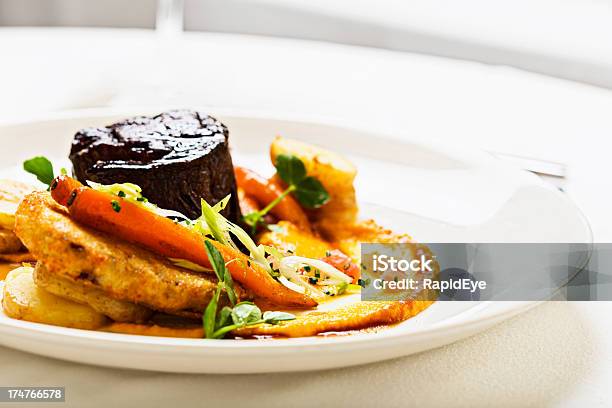 Köstliche Aussehende Filet Mignon Mit Gemüse Beilagen Im Restaurant Stockfoto und mehr Bilder von Steak