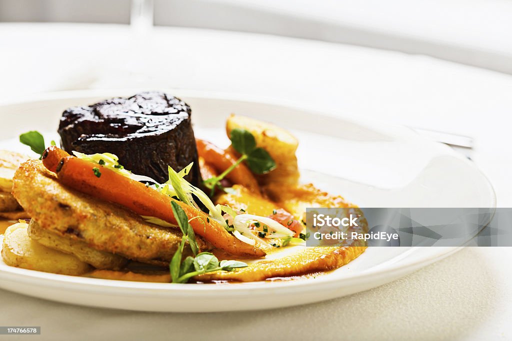 Délicieux filet mignon à la recherche avec des légumes, de garnitures au restaurant - Photo de Bifteck libre de droits
