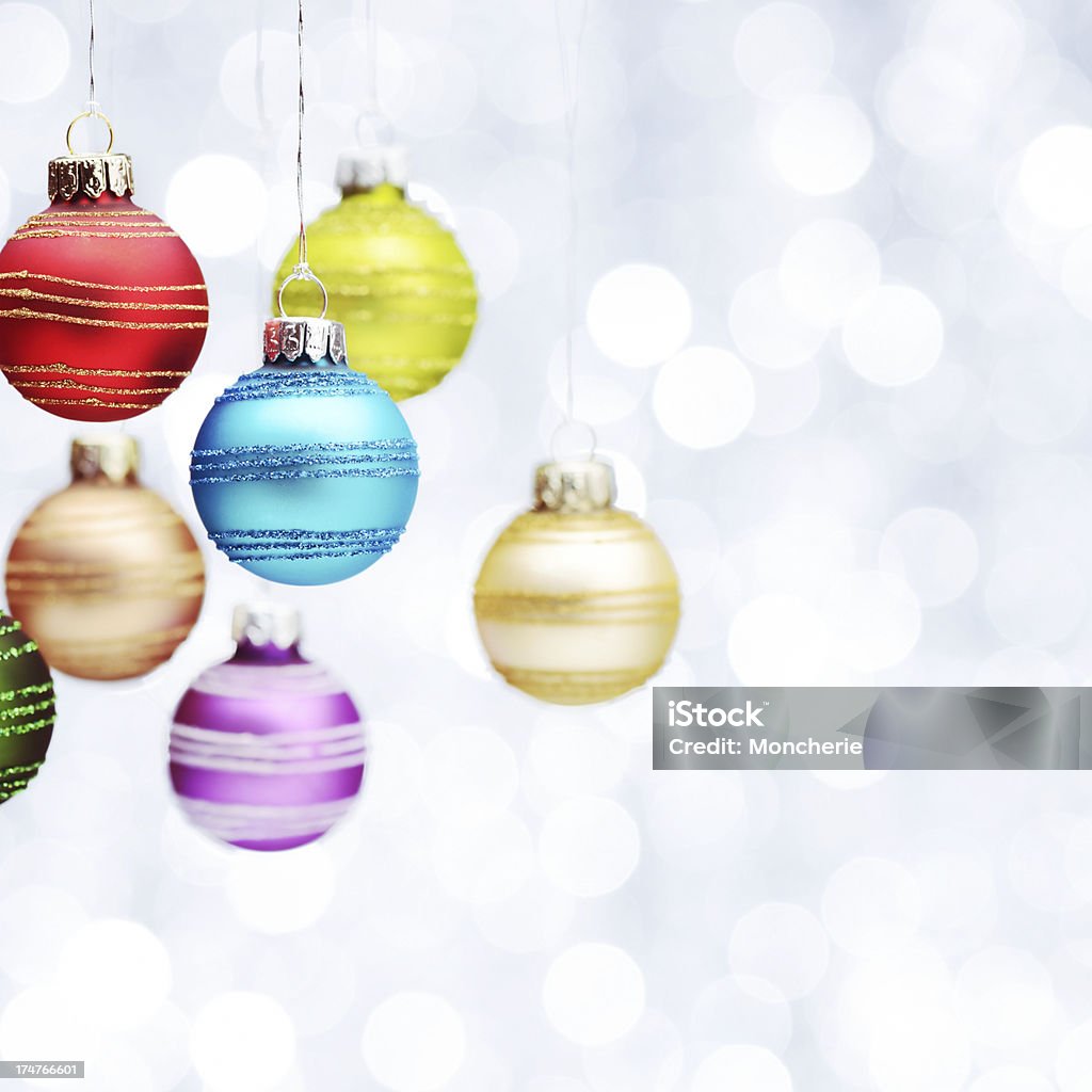 Pendurar coloridas Bolas de Natal sobre fundo prata Iluminado - Royalty-free Azul Foto de stock